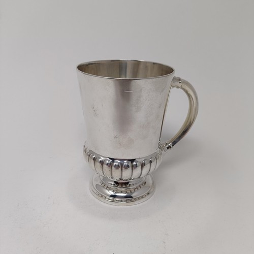 35 - A late Victorian silver christening mug, with a reeded lower body, London 1899, 5.2 ozt, 10 cm high