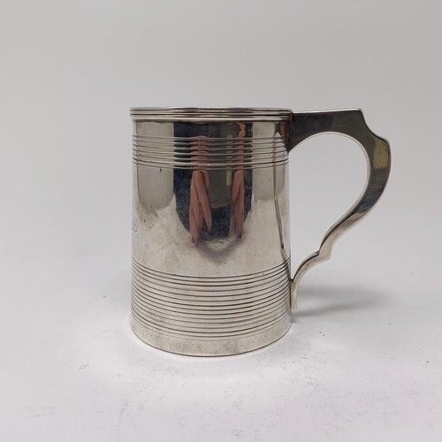 71 - A Victorian silver mug, with reeded decoration, Sheffield 1852, 5.5 ozt, 9 cm high