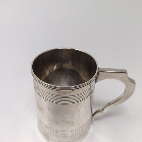 71 - A Victorian silver mug, with reeded decoration, Sheffield 1852, 5.5 ozt, 9 cm high