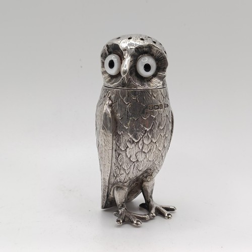 135 - An Edwardian novelty silver pepperette, in the form of an owl, Walker & Hall, Sheffield 1902, 1.9 oz... 