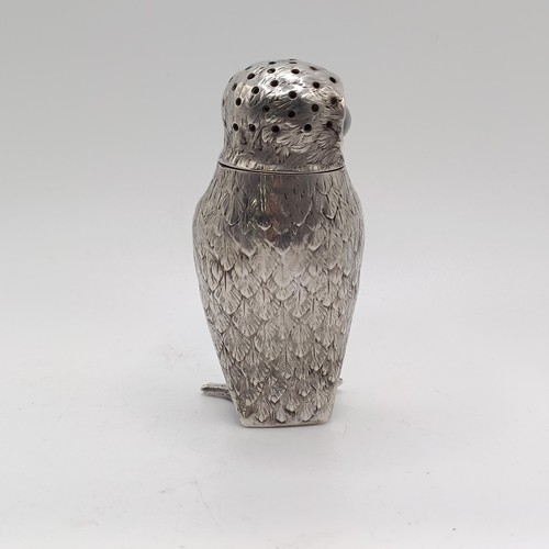 135 - An Edwardian novelty silver pepperette, in the form of an owl, Walker & Hall, Sheffield 1902, 1.9 oz... 