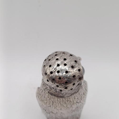 135 - An Edwardian novelty silver pepperette, in the form of an owl, Walker & Hall, Sheffield 1902, 1.9 oz... 