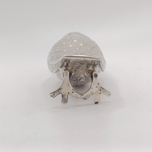 135 - An Edwardian novelty silver pepperette, in the form of an owl, Walker & Hall, Sheffield 1902, 1.9 oz... 