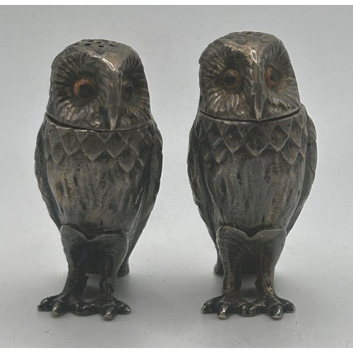 23 - A pair of novelty silver salt and pepper condiments, in the form of owls, Birmingham 1999, 3.6 ozt, ... 