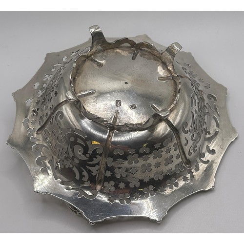 58 - A George III silver swing handled basket, with pierced decoration, marks incomplete, 6.6 ozt, 15 cm ... 