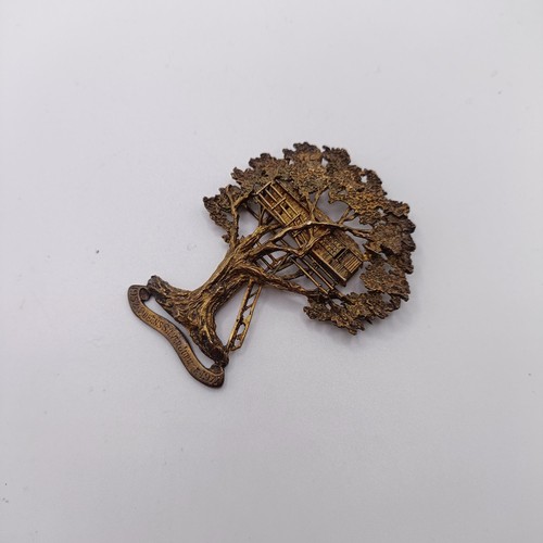 125 - An Elizabeth II Silver Jubilee silver gilt tree house badge, unmarked, 7.5 cm high