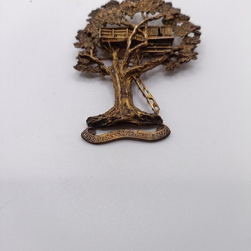 125 - An Elizabeth II Silver Jubilee silver gilt tree house badge, unmarked, 7.5 cm high