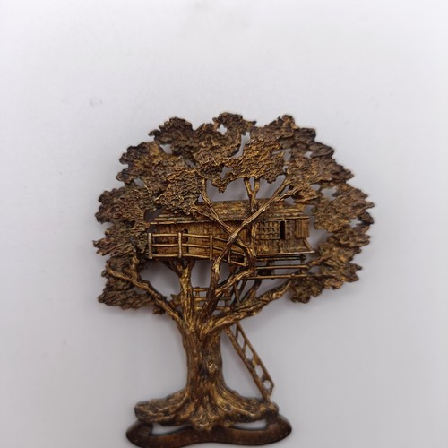 125 - An Elizabeth II Silver Jubilee silver gilt tree house badge, unmarked, 7.5 cm high