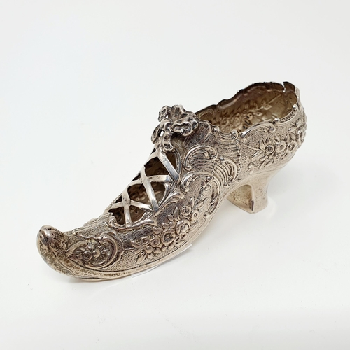 130 - A silver posy holder, in the form of a shoe, Birmingham 1900, 5 cm high