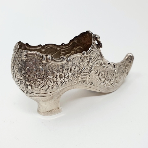 130 - A silver posy holder, in the form of a shoe, Birmingham 1900, 5 cm high