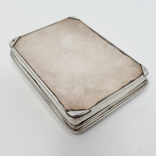 87 - An 18th century silver and mother of pearl snuff box, 7 cm wide