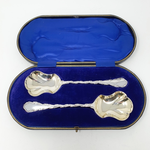 144 - A pair of silver serving spoons, Sheffield 1914, 3.8 ozt, cased