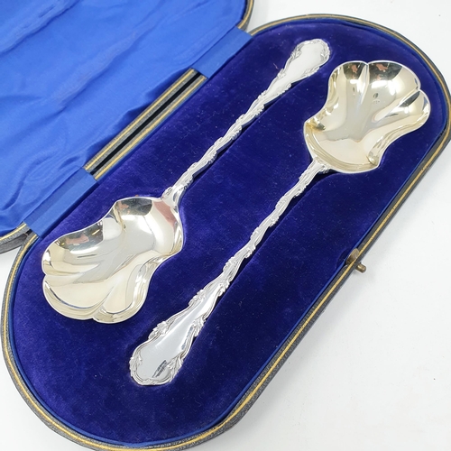 144 - A pair of silver serving spoons, Sheffield 1914, 3.8 ozt, cased