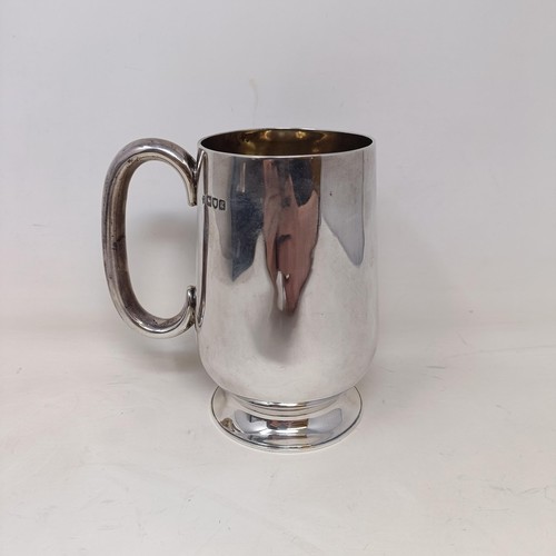 70 - An Edwardian silver pint mug, London 1902, 9.4 ozt, 13 cm high