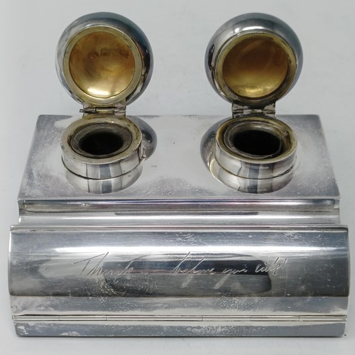 104 - A Edward VII silver cased double inkwell, London, 1907, 14 cm wide