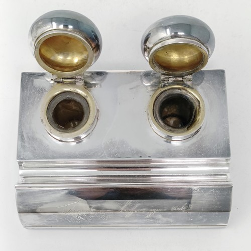 104 - A Edward VII silver cased double inkwell, London, 1907, 14 cm wide