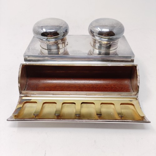 104 - A Edward VII silver cased double inkwell, London, 1907, 14 cm wide