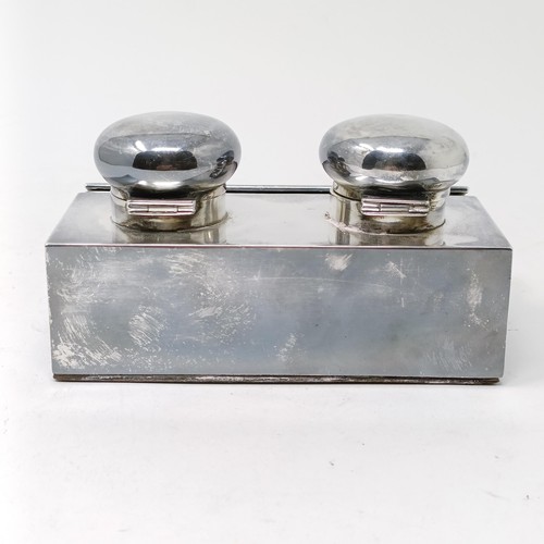 104 - A Edward VII silver cased double inkwell, London, 1907, 14 cm wide