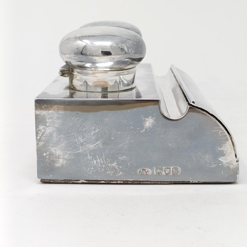 104 - A Edward VII silver cased double inkwell, London, 1907, 14 cm wide