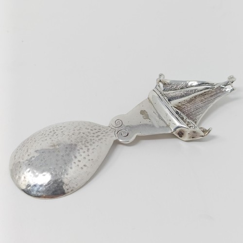 123 - A George V silver novelty caddy spoon, finial in the form of a ship, Chester 1917, 27.7 g