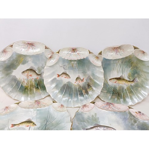 341 - A set of six late 19th/early 20th century oyster plates, decorated fish by Birkbeck, 22 cm diameter ... 