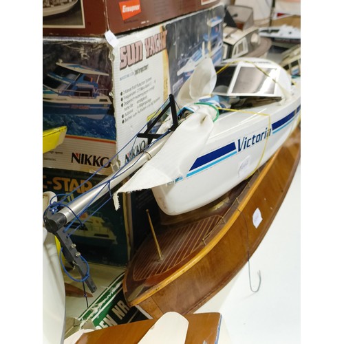 414 - A model boat, 29 cm wide, three model kits, boxed, and four other model boats (8)