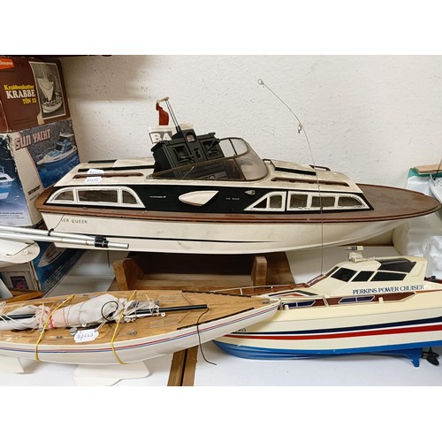 414 - A model boat, 29 cm wide, three model kits, boxed, and four other model boats (8)