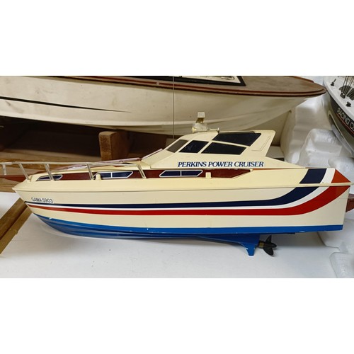 414 - A model boat, 29 cm wide, three model kits, boxed, and four other model boats (8)