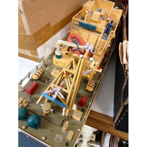 415 - A model boat, 74 cm wide, four other model boats, and model boat parts (qty)