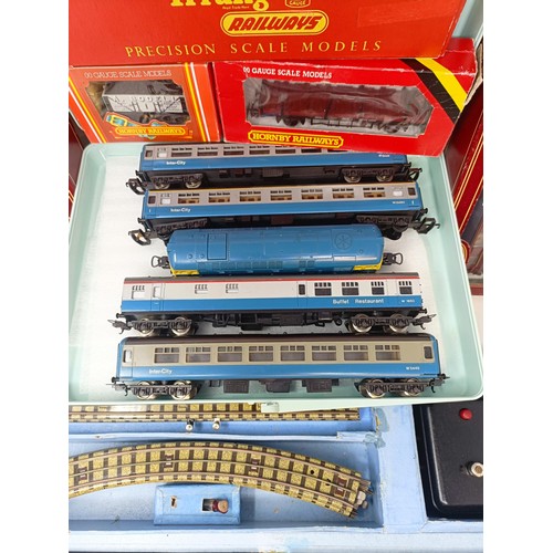 420 - A Hornby OO gauge train set, and assorted carriages, mostly boxed (box)