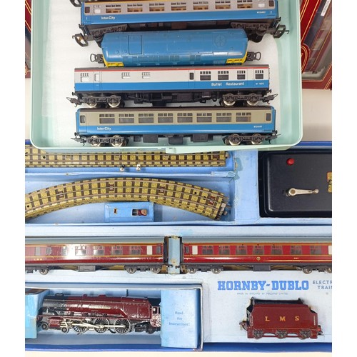 420 - A Hornby OO gauge train set, and assorted carriages, mostly boxed (box)