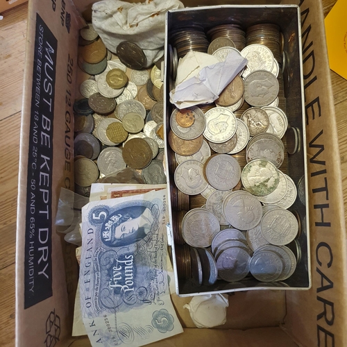 129 - A large quantity of assorted world coins (2 boxes)