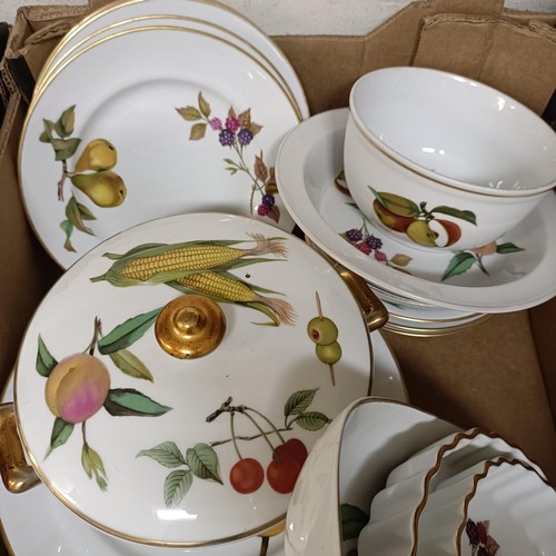 315 - Assorted Royal Worcester Evesham pattern dinnerwares (2 boxes)