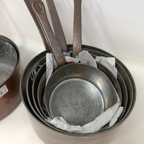 343 - A graduated set of five copper and metal saucepans, and two others (7)