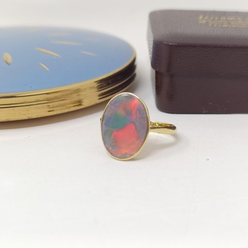 354 - A 15ct gold and opal ring, and a Stratton ladies compact (2)