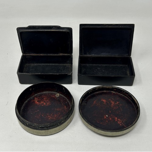 373 - A 19th century papier mache box, 8 cm diameter, a snuff box, 8 cm wide, and another, 8 cm wide (3)