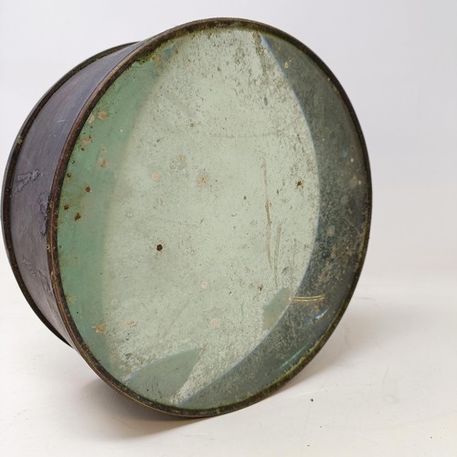 493 - A late 19th/early 20th century table top magnifying glass, in a brass frame, 23 cm diameter x 9.5 cm... 