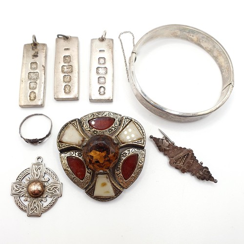 906 - A Scottish silver coloured metal and hardstone brooch, and assorted silver jewellery