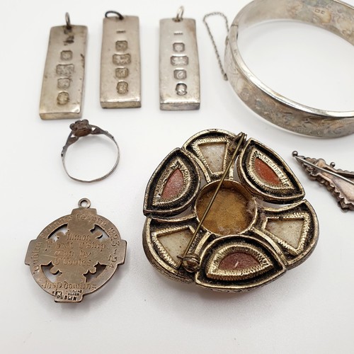 906 - A Scottish silver coloured metal and hardstone brooch, and assorted silver jewellery