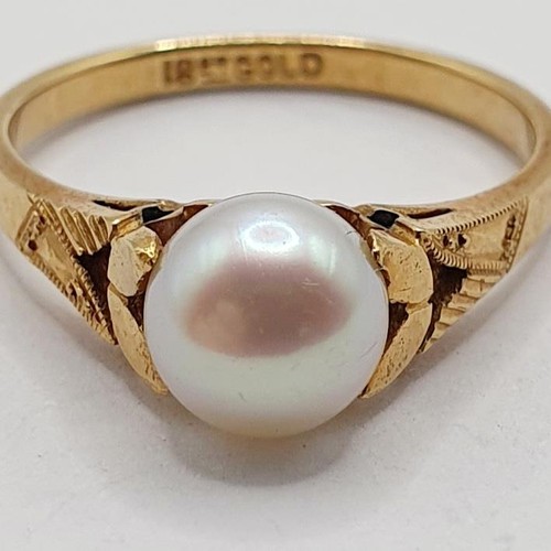 753 - An 18ct gold and cultured pearl ring, ring size J