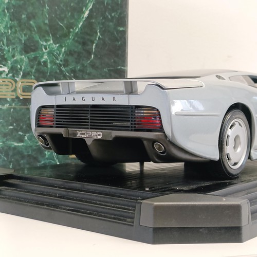 1135 - A Maisto 1:12 scale model of a 1992 Jaguar XJ 220