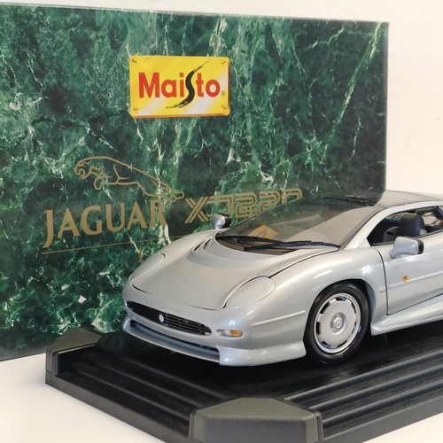 1135 - A Maisto 1:12 scale model of a 1992 Jaguar XJ 220