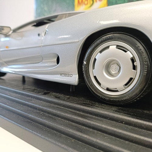 1135 - A Maisto 1:12 scale model of a 1992 Jaguar XJ 220