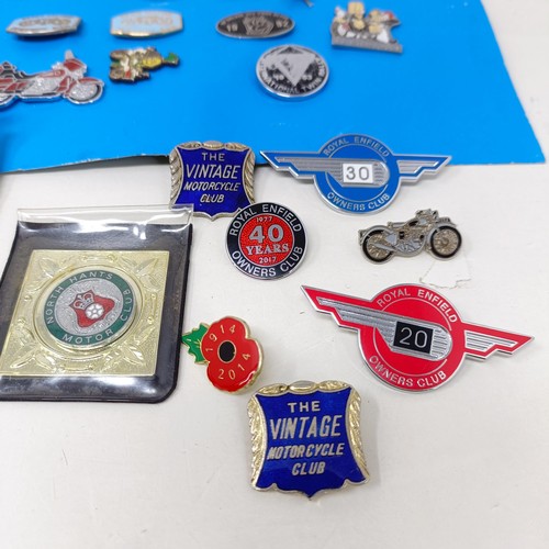 1115 - A collection of enamel and other badges, including IOM TT 1965, Mallory Park Race of the Year 1971, ... 