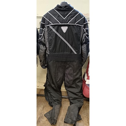 1085 - A set of Triumph Triple Connection touring motorcycle jacket, size XL, virtually unworn