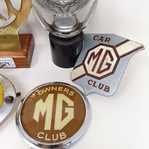 1221 - An enamel MG car club badge, an MG Owners Club badge, three AA badges, and a RAC badge (6)