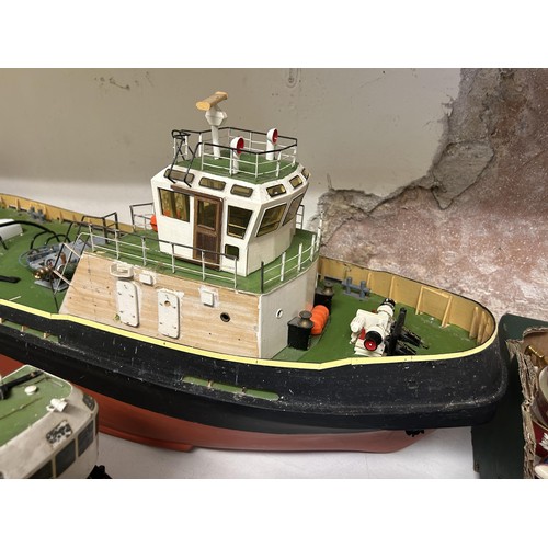 1508 - A model of a tug boat, 80 cm wide, and another, 60 cm wide (2)