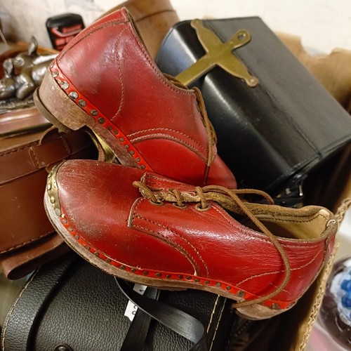 1519 - A 20th century model of a cannon, a pair of child's leather shoes, assorted other items (box)