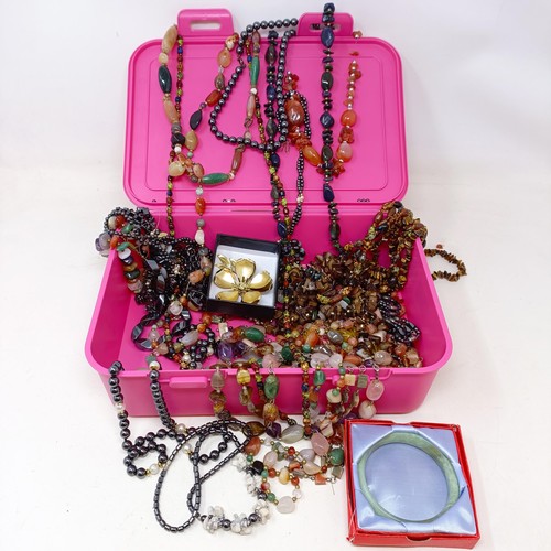 1525 - Assorted costume jewellery (box)