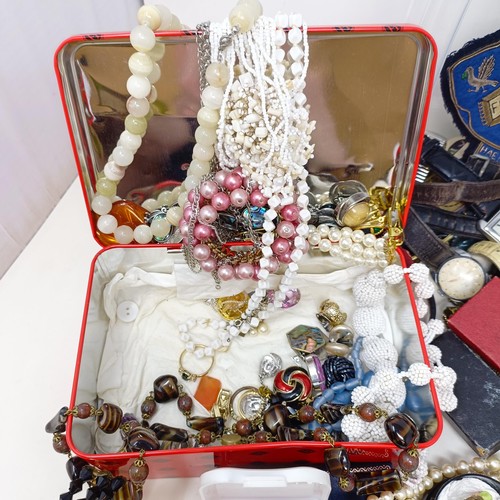 1528 - Assorted costume jewellery (box)